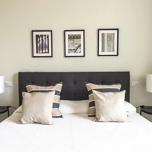 Hostly-Keith Haring Vista House